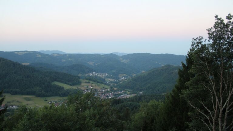 Dieses Bild zeigt eine Webcam-Aufnahme vom Achertal, aufgenommen am Dienstag, den 28.07.2026 um 05:50 Uhr. Die Temperatur betrug 15.9°C.