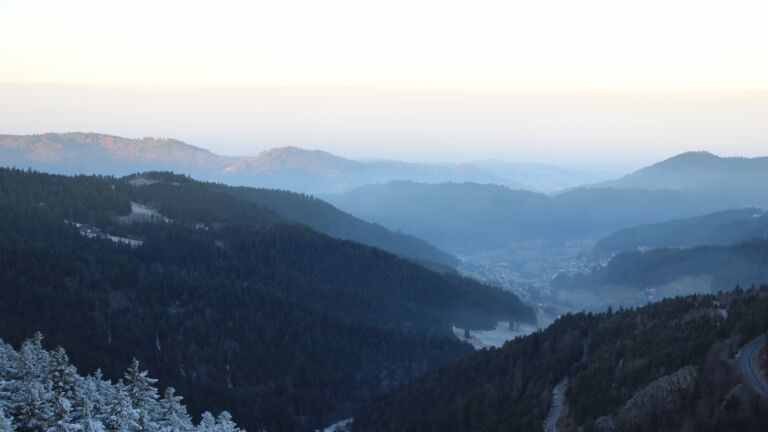 Dieses Bild zeigt eine Webcam-Aufnahme vom Achertal, aufgenommen am Samstag, den 27.12.2025 um 08:50 Uhr. Die Temperatur betrug 2.1°C.