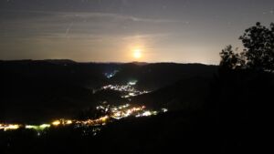 Dieses Bild zeigt eine Webcam-Aufnahme vom Achertal, aufgenommen am Freitag, den 18.09.2026 um 22:30 Uhr. Die Temperatur betrug 12.5°C.