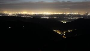 Dieses Bild zeigt eine Webcam-Aufnahme vom Achertal, aufgenommen am Donnerstag, den 09.04.2026 um 21:30 Uhr. Die Temperatur betrug 12.7°C.