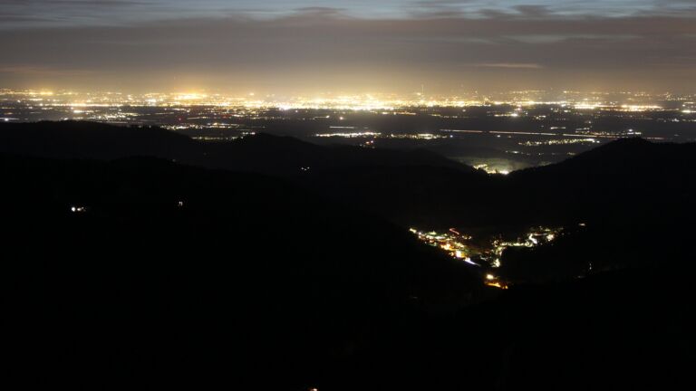 Dieses Bild zeigt eine Webcam-Aufnahme vom Achertal, aufgenommen am Donnerstag, den 09.04.2026 um 21:30 Uhr. Die Temperatur betrug 12.7°C.