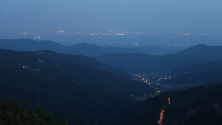 Dieses Bild zeigt eine Webcam-Aufnahme vom Achertal, aufgenommen am Freitag, den 13.06.2025 um 04:30 Uhr. Die Temperatur betrug 21.9°C.