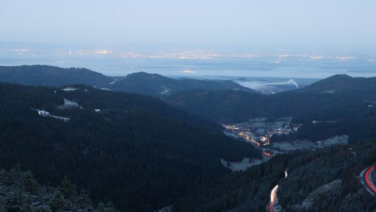 Dieses Bild zeigt eine Webcam-Aufnahme vom Achertal, aufgenommen am Dienstag, den 18.11.2025 um 07:00 Uhr. Die Temperatur betrug -3.4°C.