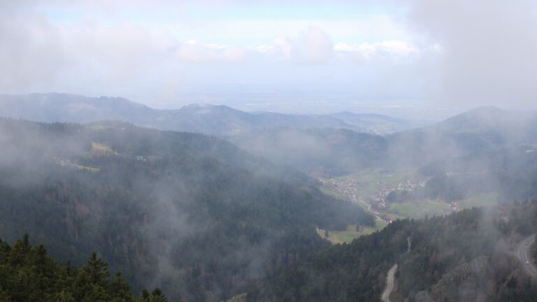 Dieses Bild zeigt eine Webcam-Aufnahme vom Achertal, aufgenommen am Dienstag, den 17.03.2026 um 12:10 Uhr. Die Temperatur betrug 5.9°C.