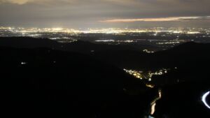 Dieses Bild zeigt eine Webcam-Aufnahme vom Achertal, aufgenommen am Sonntag, den 05.04.2026 um 21:20 Uhr. Die Temperatur betrug 7°C.