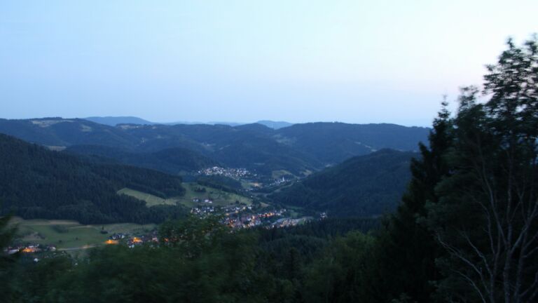 Dieses Bild zeigt eine Webcam-Aufnahme vom Achertal, aufgenommen am Montag, den 13.07.2026 um 22:00 Uhr. Die Temperatur betrug 26.2°C.