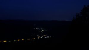 Dieses Bild zeigt eine Webcam-Aufnahme vom Achertal, aufgenommen am Sonntag, den 28.06.2026 um 04:00 Uhr. Die Temperatur betrug 28.3°C.