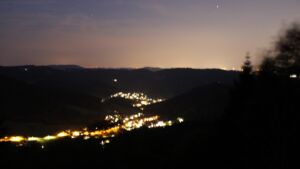 Dieses Bild zeigt eine Webcam-Aufnahme vom Achertal, aufgenommen am Montag, den 13.07.2026 um 23:10 Uhr. Die Temperatur betrug 26.2°C.