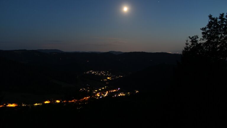Dieses Bild zeigt eine Webcam-Aufnahme vom Achertal, aufgenommen am Dienstag, den 21.07.2026 um 22:30 Uhr. Die Temperatur betrug 15.5°C.