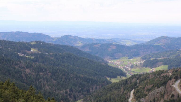 Dieses Bild zeigt eine Webcam-Aufnahme vom Achertal, aufgenommen am Sonntag, den 05.04.2026 um 14:30 Uhr. Die Temperatur betrug 11.9°C.