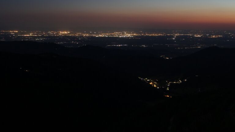 Dieses Bild zeigt eine Webcam-Aufnahme vom Achertal, aufgenommen am Freitag, den 09.05.2025 um 22:10 Uhr. Die Temperatur betrug 6.8°C.