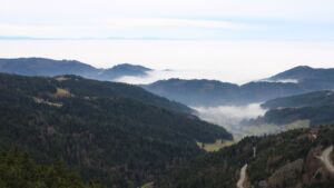 Dieses Bild zeigt eine Webcam-Aufnahme vom Achertal, aufgenommen am Dienstag, den 16.12.2025 um 13:00 Uhr. Die Temperatur betrug 11.9°C.