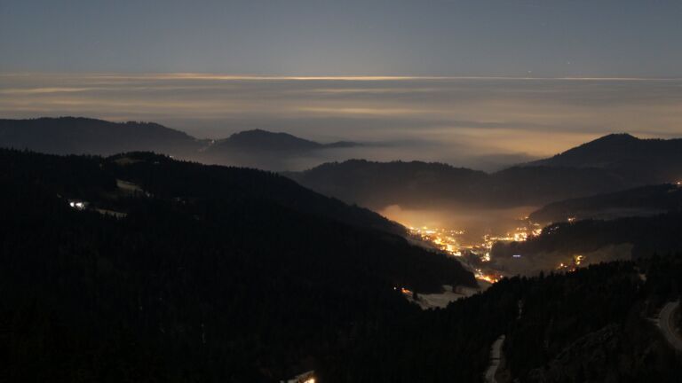 Dieses Bild zeigt eine Webcam-Aufnahme vom Achertal, aufgenommen am Montag, den 29.12.2025 um 20:30 Uhr. Die Temperatur betrug -0.3°C.