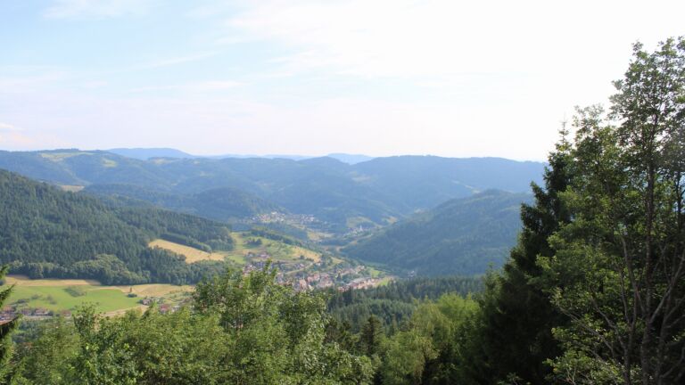 Dieses Bild zeigt eine Webcam-Aufnahme vom Achertal, aufgenommen am Montag, den 29.06.2026 um 18:40 Uhr. Die Temperatur betrug 27.9°C.