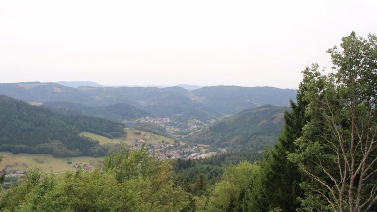 Dieses Bild zeigt eine Webcam-Aufnahme vom Achertal, aufgenommen am Donnerstag, den 27.08.2026 um 14:40 Uhr. Die Temperatur betrug 30.9°C.