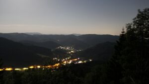 Dieses Bild zeigt eine Webcam-Aufnahme vom Achertal, aufgenommen am Mittwoch, den 27.05.2026 um 23:40 Uhr. Die Temperatur betrug 19.7°C.