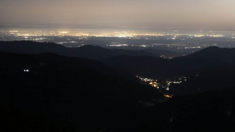 Dieses Bild zeigt eine Webcam-Aufnahme vom Achertal, aufgenommen am Freitag, den 27.02.2026 um 04:00 Uhr. Die Temperatur betrug 10.8°C.