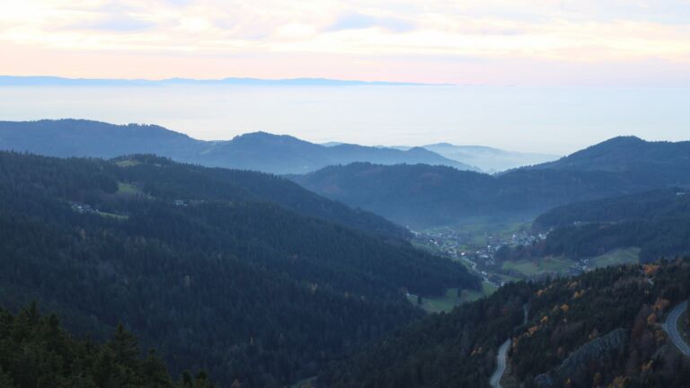 Dieses Bild zeigt eine Webcam-Aufnahme vom Achertal, aufgenommen am Donnerstag, den 06.11.2025 um 16:50 Uhr. Die Temperatur betrug 9.8°C.