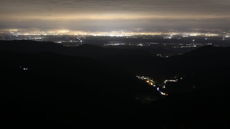 Dieses Bild zeigt eine Webcam-Aufnahme vom Achertal, aufgenommen am Freitag, den 17.10.2025 um 05:30 Uhr. Die Temperatur betrug 4.6°C.