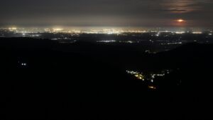 Dieses Bild zeigt eine Webcam-Aufnahme vom Achertal, aufgenommen am Sonntag, den 26.04.2026 um 04:10 Uhr. Die Temperatur betrug 10.8°C.