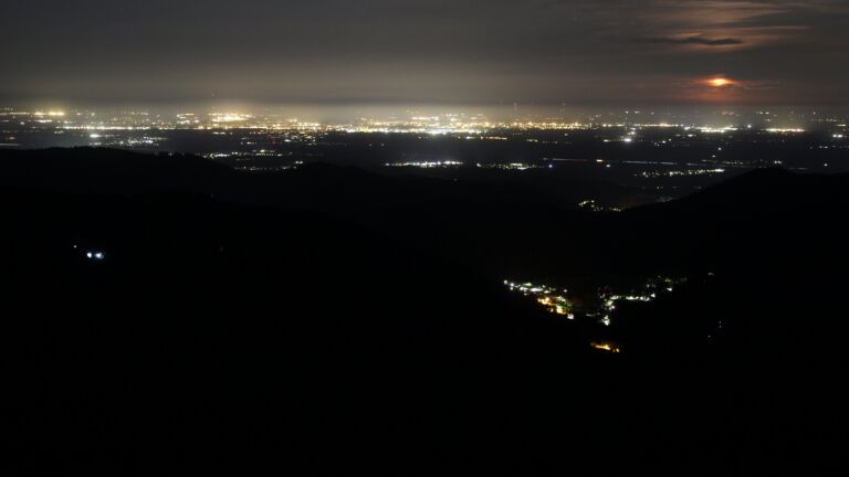 Dieses Bild zeigt eine Webcam-Aufnahme vom Achertal, aufgenommen am Sonntag, den 26.04.2026 um 04:10 Uhr. Die Temperatur betrug 10.8°C.