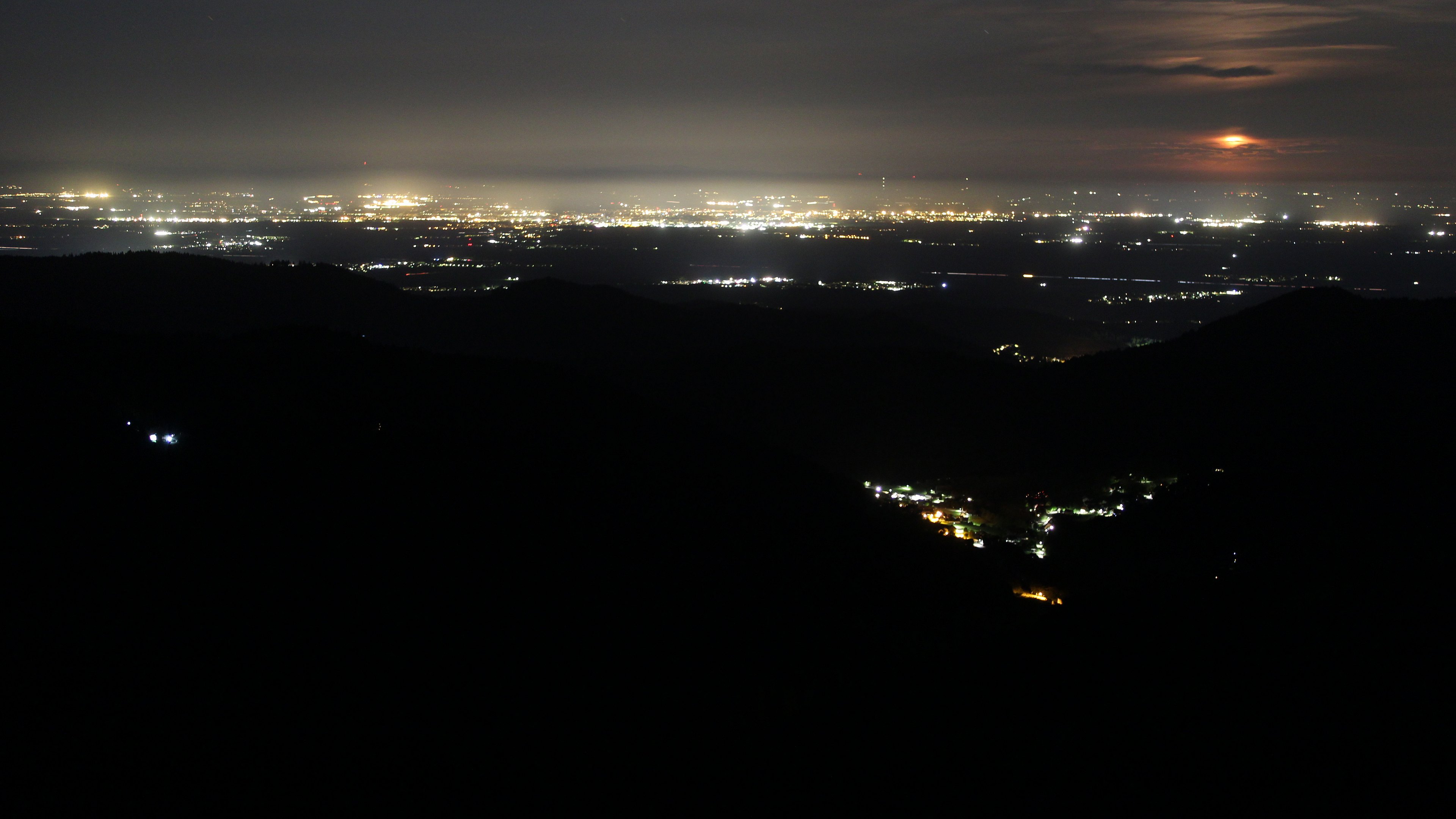 Dieses Bild zeigt eine Webcam-Aufnahme vom Achertal, aufgenommen am Sonntag, den 26.04.2026 um 04:10 Uhr. Die Temperatur betrug 10.8°C.