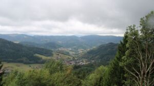 Dieses Bild zeigt eine Webcam-Aufnahme vom Achertal, aufgenommen am Freitag, den 28.08.2026 um 13:00 Uhr. Die Temperatur betrug 18.1°C.