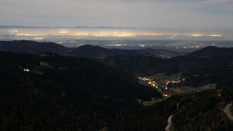 Dieses Bild zeigt eine Webcam-Aufnahme vom Achertal, aufgenommen am Donnerstag, den 06.11.2025 um 02:00 Uhr. Die Temperatur betrug 14.8°C.
