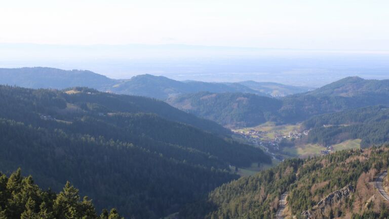 Dieses Bild zeigt eine Webcam-Aufnahme vom Achertal, aufgenommen am Donnerstag, den 18.12.2025 um 13:40 Uhr. Die Temperatur betrug 7.8°C.