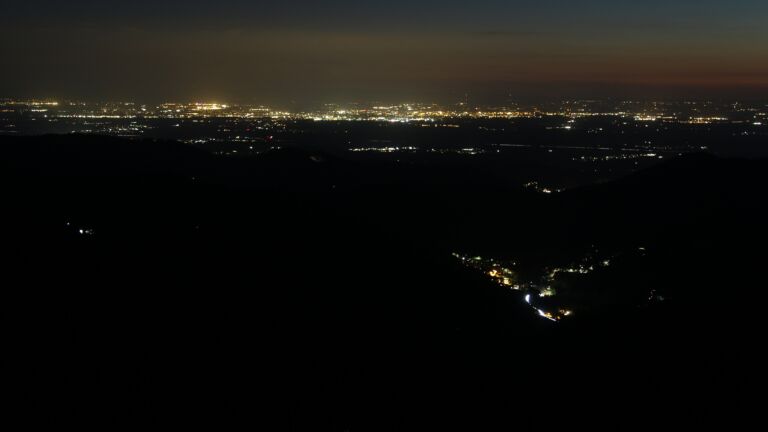 Dieses Bild zeigt eine Webcam-Aufnahme vom Achertal, aufgenommen am Montag, den 18.08.2025 um 22:00 Uhr. Die Temperatur betrug 16.3°C.
