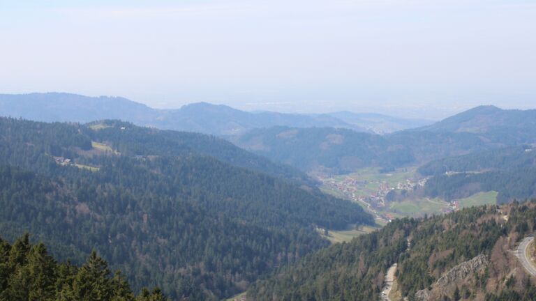 Dieses Bild zeigt eine Webcam-Aufnahme vom Achertal, aufgenommen am Dienstag, den 24.03.2026 um 12:20 Uhr. Die Temperatur betrug 9.6°C.