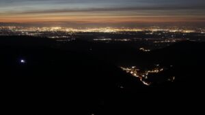 Dieses Bild zeigt eine Webcam-Aufnahme vom Achertal, aufgenommen am Donnerstag, den 18.12.2025 um 17:50 Uhr. Die Temperatur betrug 6.9°C.