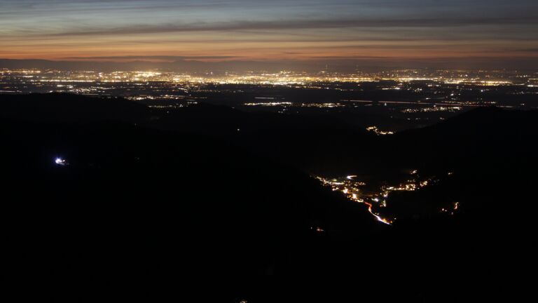 Dieses Bild zeigt eine Webcam-Aufnahme vom Achertal, aufgenommen am Donnerstag, den 18.12.2025 um 17:50 Uhr. Die Temperatur betrug 6.9°C.