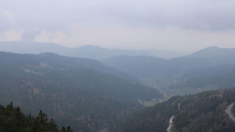 Dieses Bild zeigt eine Webcam-Aufnahme vom Achertal, aufgenommen am Dienstag, den 14.04.2026 um 16:30 Uhr. Die Temperatur betrug 5.6°C.