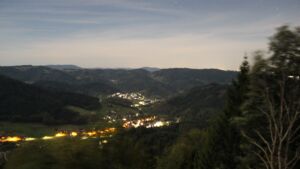 Dieses Bild zeigt eine Webcam-Aufnahme vom Achertal, aufgenommen am Dienstag, den 29.09.2026 um 00:30 Uhr. Die Temperatur betrug 21.5°C.