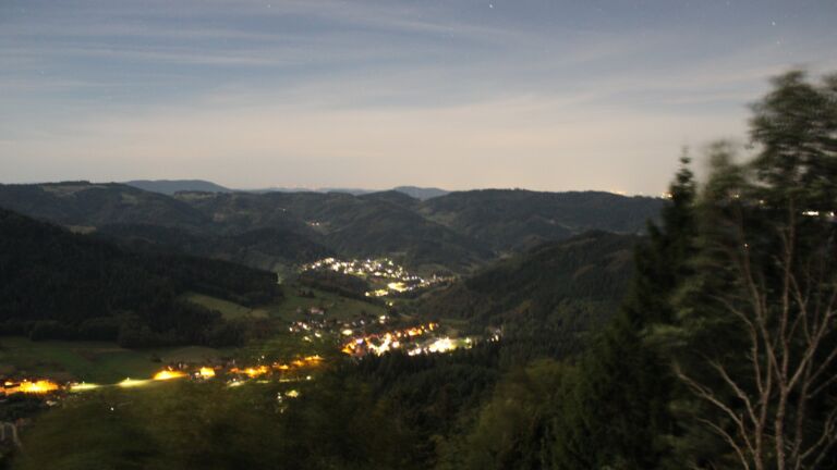 Dieses Bild zeigt eine Webcam-Aufnahme vom Achertal, aufgenommen am Dienstag, den 29.09.2026 um 00:30 Uhr. Die Temperatur betrug 21.5°C.