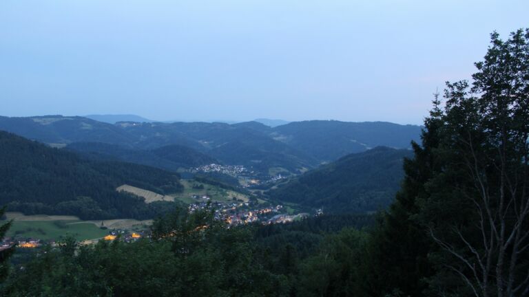 Dieses Bild zeigt eine Webcam-Aufnahme vom Achertal, aufgenommen am Sonntag, den 28.06.2026 um 22:10 Uhr. Die Temperatur betrug 27.3°C.