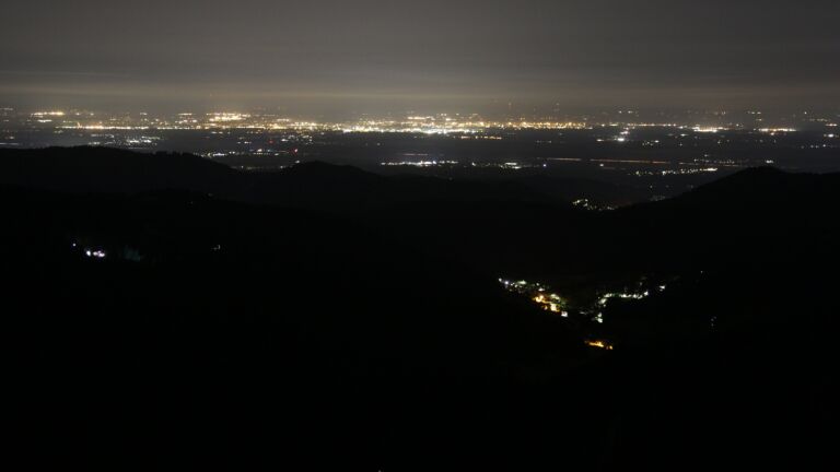 Dieses Bild zeigt eine Webcam-Aufnahme vom Achertal, aufgenommen am Freitag, den 25.07.2025 um 02:30 Uhr. Die Temperatur betrug 13.1°C.