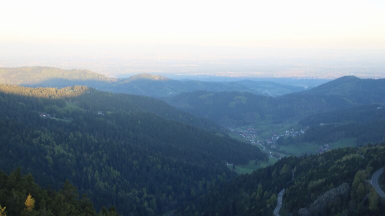 Dieses Bild zeigt eine Webcam-Aufnahme vom Achertal, aufgenommen am Donnerstag, den 23.04.2026 um 06:50 Uhr. Die Temperatur betrug 5.1°C.