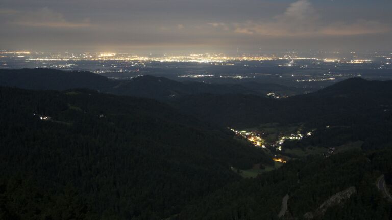 Dieses Bild zeigt eine Webcam-Aufnahme vom Achertal, aufgenommen am Mittwoch, den 10.09.2025 um 23:30 Uhr. Die Temperatur betrug 12.2°C.