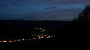 Dieses Bild zeigt eine Webcam-Aufnahme vom Achertal, aufgenommen am Mittwoch, den 03.06.2026 um 22:30 Uhr. Die Temperatur betrug 13.4°C.