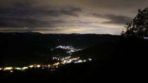 Dieses Bild zeigt eine Webcam-Aufnahme vom Achertal, aufgenommen am Donnerstag, den 14.05.2026 um 22:50 Uhr. Die Temperatur betrug 4.5°C.