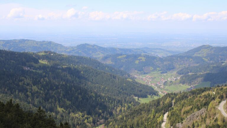 Dieses Bild zeigt eine Webcam-Aufnahme vom Achertal, aufgenommen am Montag, den 20.04.2026 um 13:10 Uhr. Die Temperatur betrug 7.4°C.