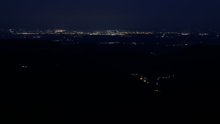 Dieses Bild zeigt eine Webcam-Aufnahme vom Achertal, aufgenommen am Sonntag, den 20.07.2025 um 04:30 Uhr. Die Temperatur betrug 17°C.