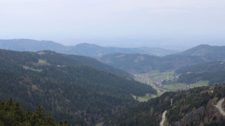 Dieses Bild zeigt eine Webcam-Aufnahme vom Achertal, aufgenommen am Samstag, den 11.04.2026 um 17:10 Uhr. Die Temperatur betrug 16.5°C.