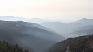 Dieses Bild zeigt eine Webcam-Aufnahme vom Achertal, aufgenommen am Samstag, den 07.03.2026 um 16:50 Uhr. Die Temperatur betrug 12.9°C.