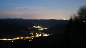Dieses Bild zeigt eine Webcam-Aufnahme vom Achertal, aufgenommen am Samstag, den 11.07.2026 um 04:00 Uhr. Die Temperatur betrug 21.4°C.