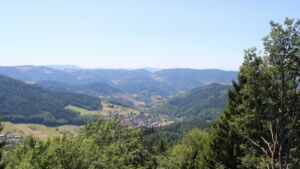 Dieses Bild zeigt eine Webcam-Aufnahme vom Achertal, aufgenommen am Dienstag, den 28.07.2026 um 13:50 Uhr. Die Temperatur betrug 27.4°C.