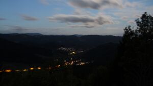 Dieses Bild zeigt eine Webcam-Aufnahme vom Achertal, aufgenommen am Sonntag, den 30.08.2026 um 05:50 Uhr. Die Temperatur betrug 15.9°C.