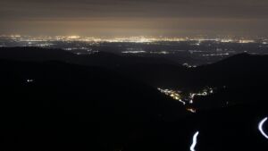 Dieses Bild zeigt eine Webcam-Aufnahme vom Achertal, aufgenommen am Mittwoch, den 15.04.2026 um 22:00 Uhr. Die Temperatur betrug 6.8°C.